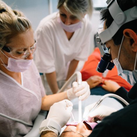 Diga di gomma e ingrandimenti cure mini invasive Studio dentistico Smile Restyle Rosini Livorno